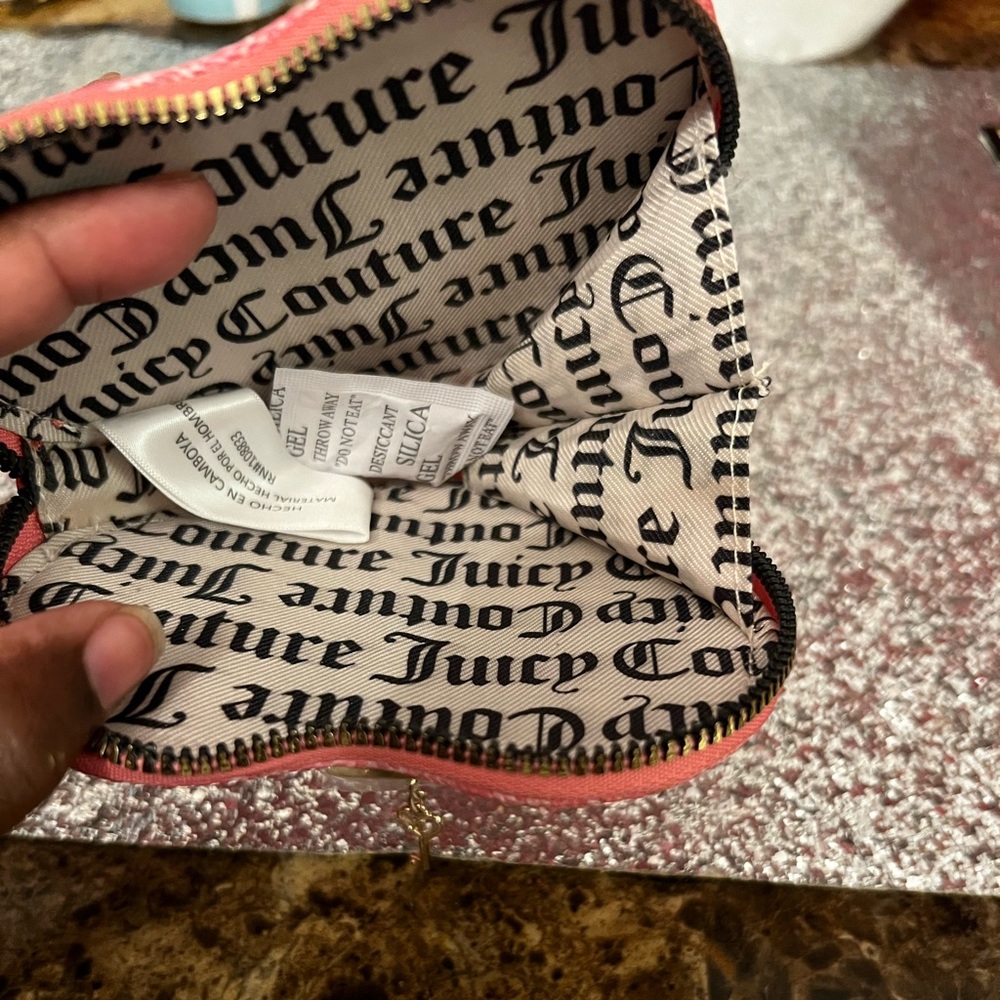 ❌SOLD❌JUICY COUTURE WRISTLET HEART ZIP AROUND Authentic NEW WITH TAGS - Picture 5 of 5